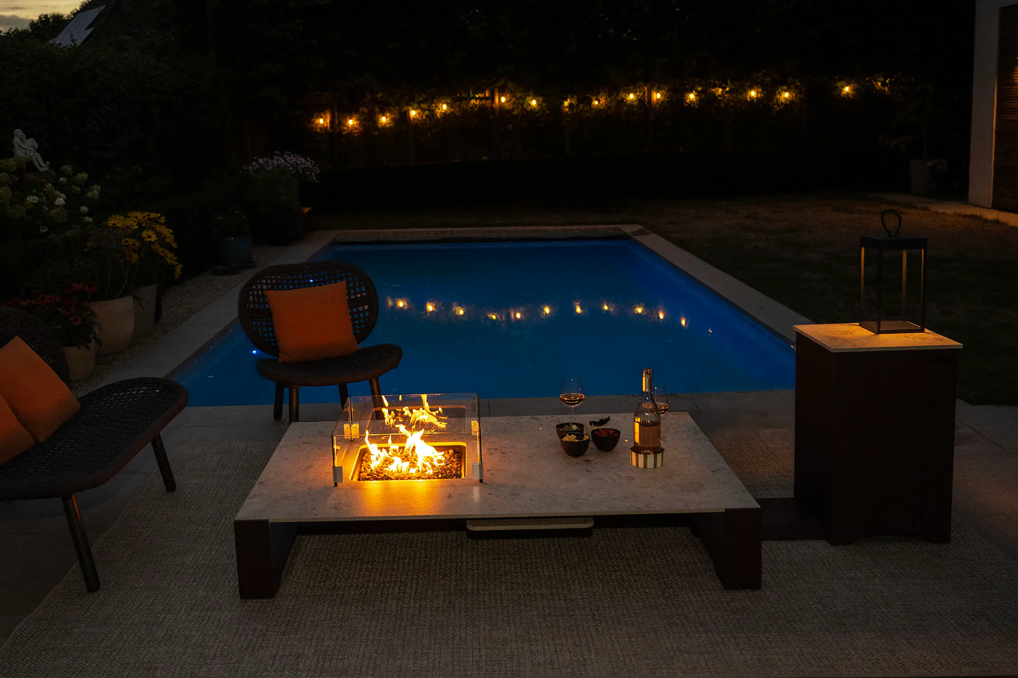 Ziba LoungeCook tafel bij nacht